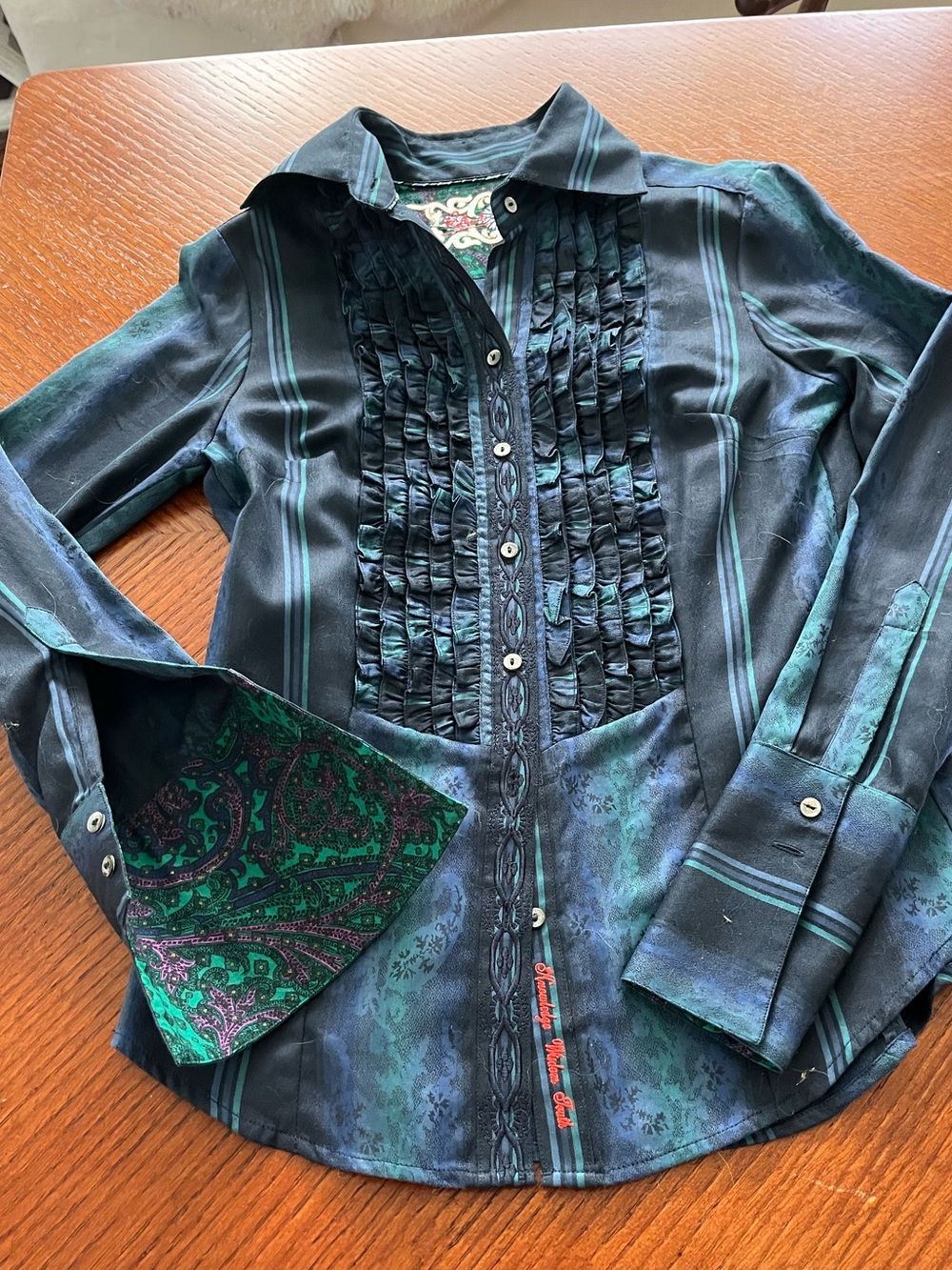Robert Graham Flip-cuff Blouse with ruffle & embroidered detail (XS/S)